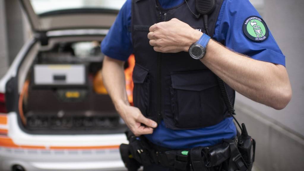 Bei der Festnahme eines Mannes verletzte sich ein Polizist in Degersheim SG leicht. (Symbolbild)