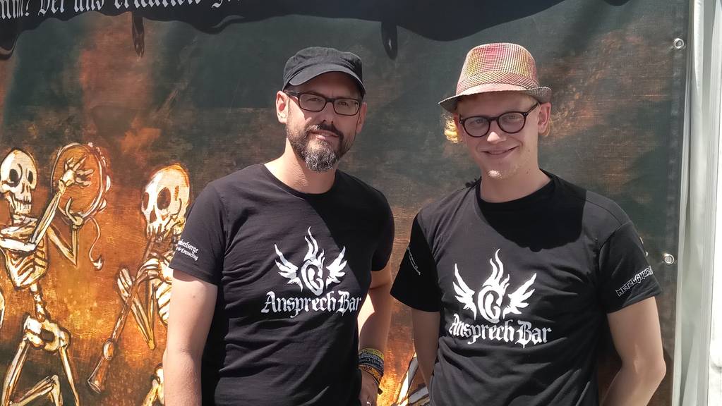 Pfarrer Samuel Hug und sein Teamkollege Sebastian Rüthy sind selbst Heavy-Metal-Fans.