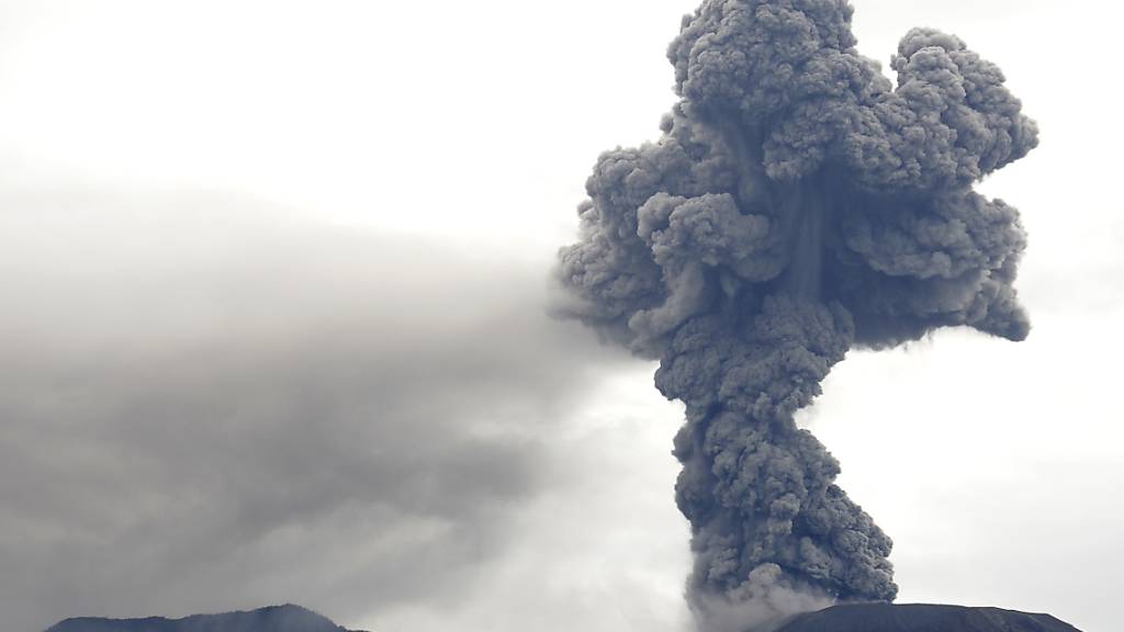 dpatopbilder - Der Berg Marapi spuckt vulkanisches Material während eines Ausbruchs aus. Foto: Ardhy Fernando/AP
