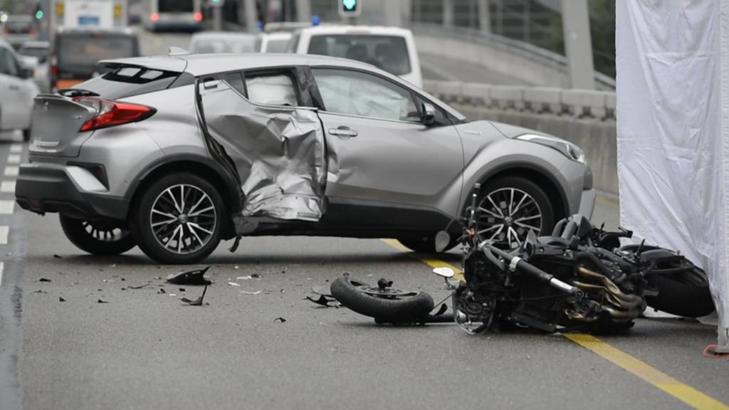 Töfffahrer (43) stirbt bei tragischem Verkehrsunfall auf der Hardbrücke