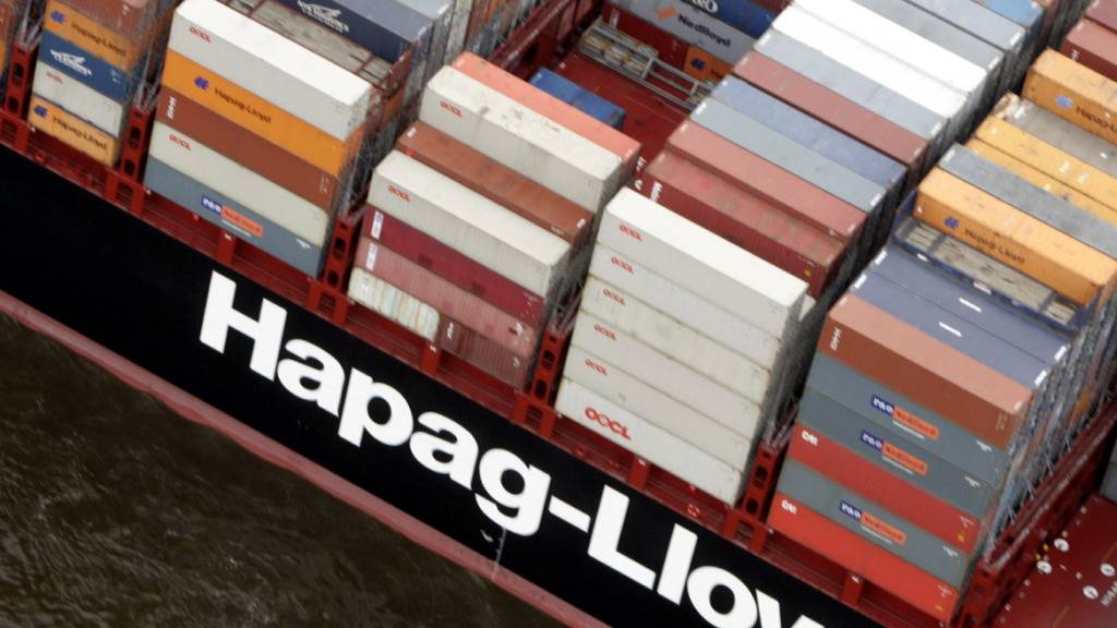 Die Reederei Hapag-Lloyd aus Hamburg weicht für ihre Frachttransporte über das Kap der Guten Hoffnung aus, weil es auf dem Suezkanal vermehrt zu Angriffen durch die Huthi-Rebellen kommt. (Symbolbild)