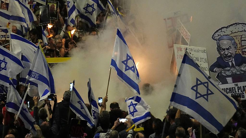 Menschen protestieren gegen Netanjahu und fordern die Freilassung der Geiseln, die seit 7. Oktober 2023 im Gazastreifen festgehalten werden. Foto: Ariel Schalit/AP