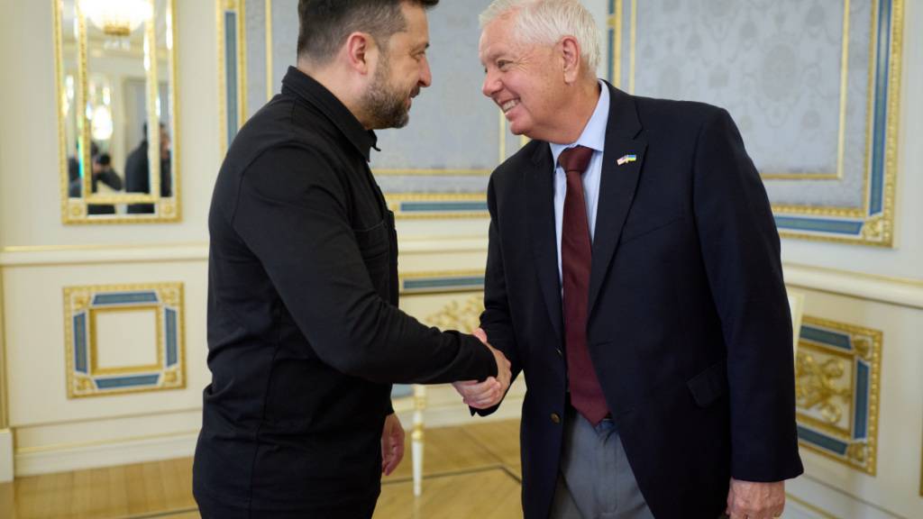 HANDOUT - Der ukrainische Präsident Wolodymyr Selenskyj (l) reicht dem US-Senator Lindsey Graham die Hand. Foto: Uncredited/Ukrainian Presidential Press Office via AP/dpa - ACHTUNG: Nur zur redaktionellen Verwendung und nur mit vollständiger Nennung des vorstehenden Credits