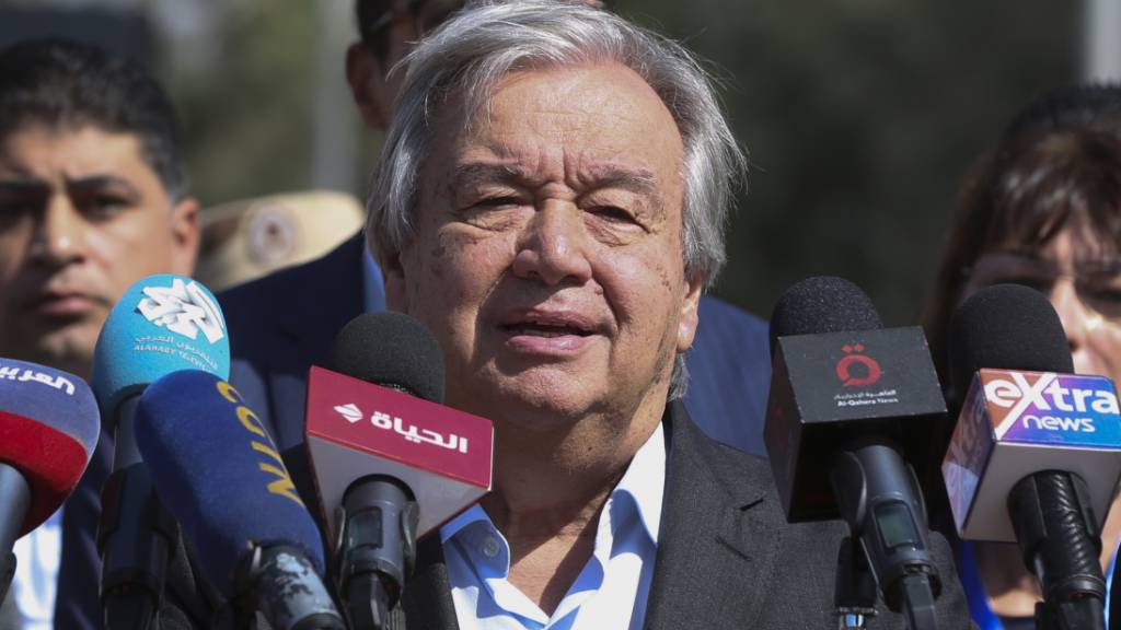 Antonio Guterres, Generalsekretär der Vereinten Nationen, spricht am Grenzübergang Rafah mit Journalisten. Foto: Mohammed Asad/AP/dpa