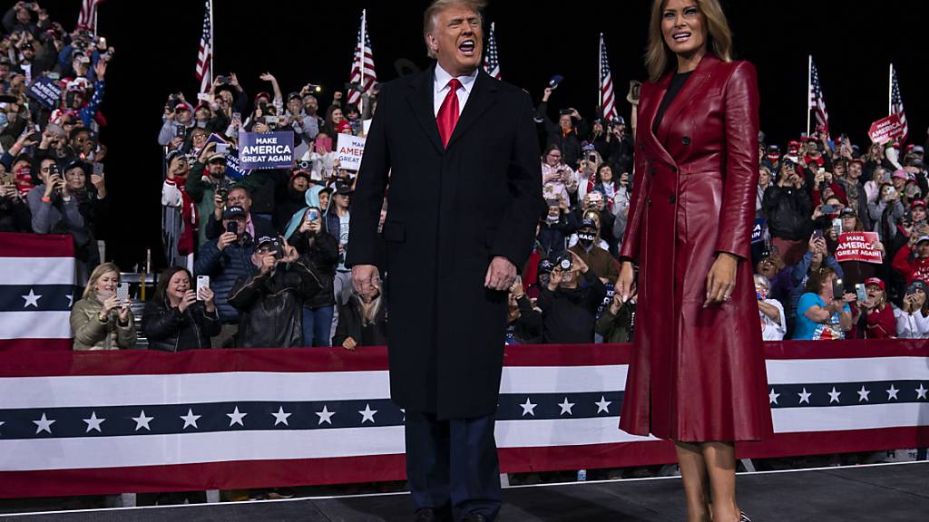 US-Präsident Donald Trump und First Lady Melania Trump nehmen an einer Kundgebung für die Wiederwahl der beiden republikanischen Senatoren D. Perdue und K. Loeffler in Georgia teil. Foto: Evan Vucci/AP/dpa
