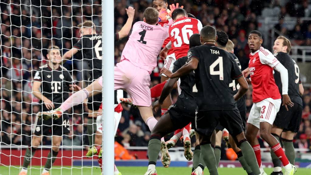 Goalie Manuel Neuer (in Rosa) kommt nach einem Corner im Gedränge nicht an den Ball und kassiert das 0:1