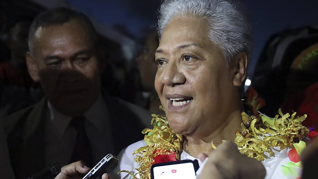 ARCHIV - Fiame Naomi Mata'afa, Samoas gewählte Premierministerin, spricht mit Reportern vor dem Parlamentsgebäude. (zu dpa «Zwei Premiers im Paradies: Südsee-Staat Samoa im politischen Chaos») Foto: Anetone Sagaga/Samoa Observer/AP/dpa