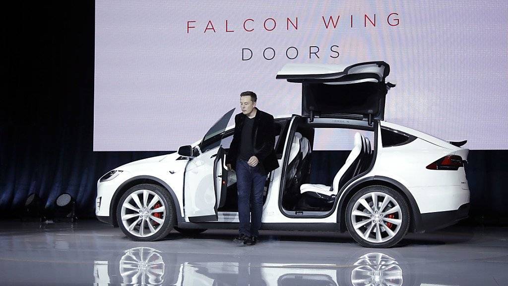 Tesla-Chef Elon Musk stellt den Elektro-SUV «Model X» vor.