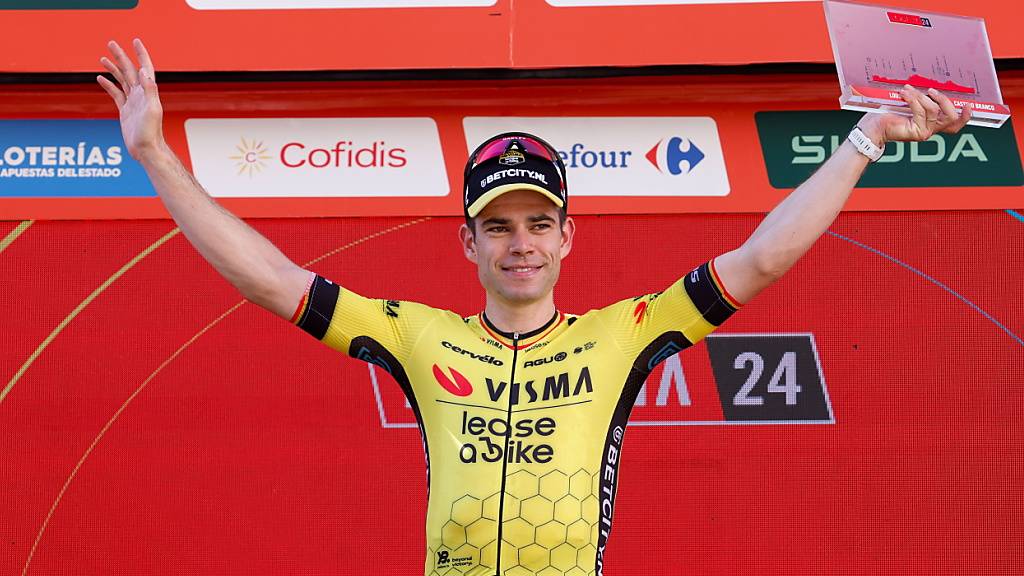 Wout van Aert, hier bei der Siegerehrung nach dem Gewinn der 3. Etappe der Vuelta vor einem Monat,  will in seiner Karriere für kein anderes Team als Visma mehr fahren