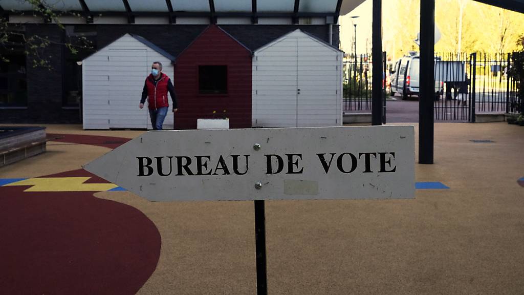 Stimmabgabe in einem Pariser Wahllokal. Foto: Michel Euler/AP/dpa
