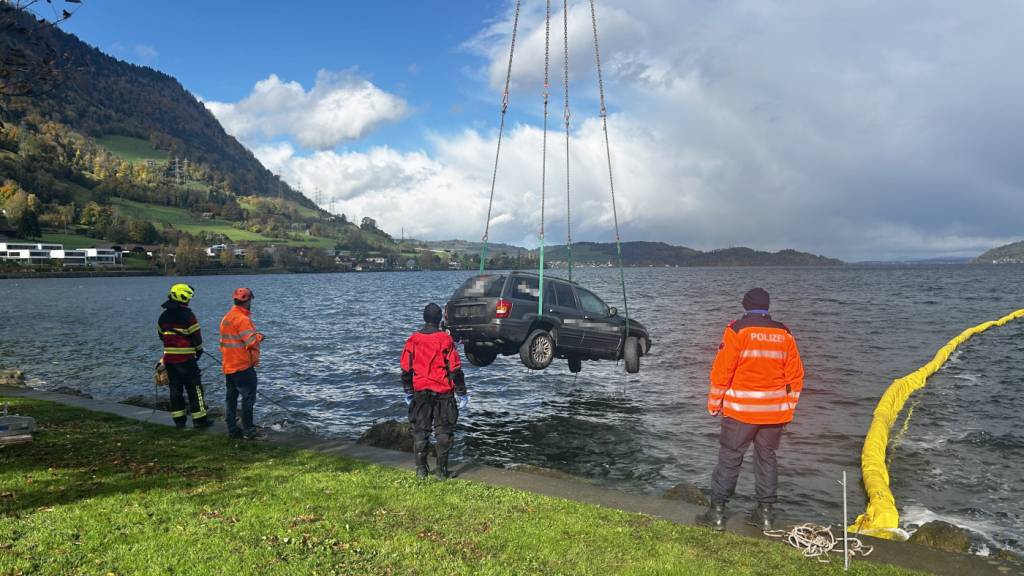 Bei der Bergung des versunkenen Autos aus acht Metern Tiefe kam ein Kran zum Einsatz.