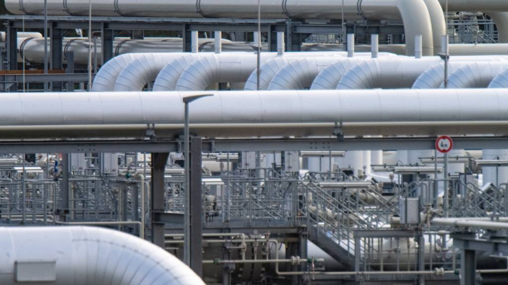 ARCHIV - Rohrsysteme und Absperrvorrichtungen in der Gasempfangsstation der ehemaligen Ostseepipeline Nord Stream 2 und der Übernahmestation der Ferngasleitung Eugal (Europäische Gas-Anbindungsleitung, im Vordergrund). Foto: Stefan Sauer/dpa