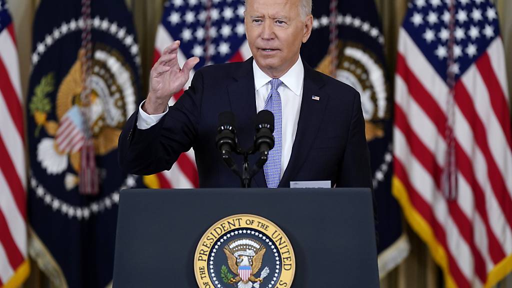 Joe Biden, Präsident der USA, spricht im State Dining Room des Weißen Hauses in Washington über die Corona-Lage und Impfungen. Foto: Patrick Semansky/AP/dpa