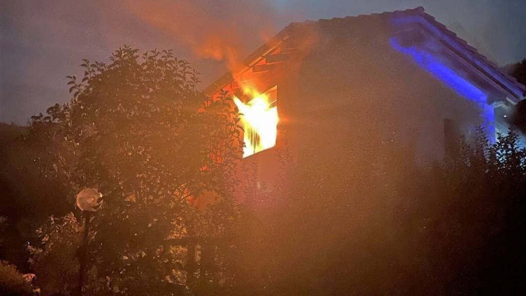 Das brennende Haus in Malix im Gegenlicht der Sonne. Ein Hausbewohner starb noch vor Ort.