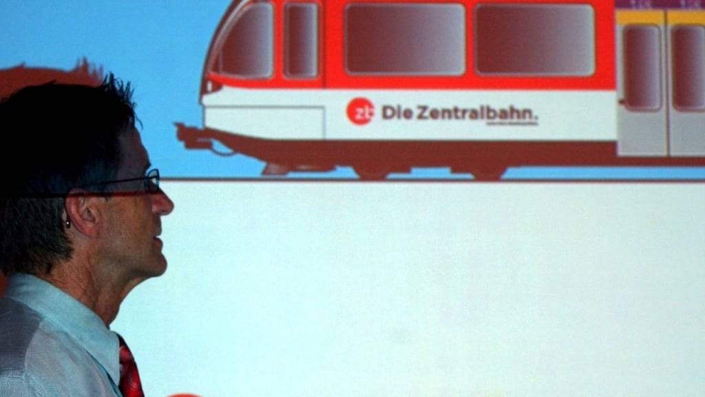 Josef Langenegger, Geschäftsführer der Brünigbahn, war der erste Leiter der Zentralbahn. Im Juli 2004 stellte er den Namen und das Logo der fusionierten Bahn vor. (Archivaufnahme)