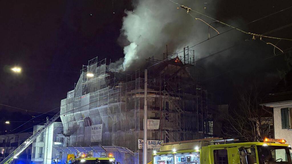 Das Dach des Mehrfamilienhauses stand bei Eintreffen der Einsatzkräfte bereits in Vollbrand.