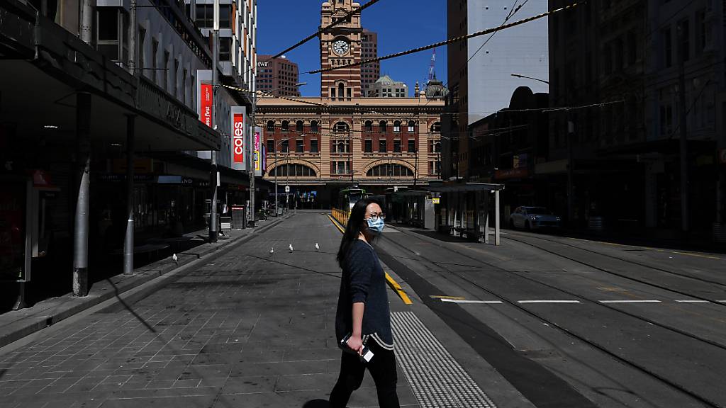 A person wearing a face mask is seen in Melbourne, Wednesday, October 20, 2021. Victoria will end its sixth long-running lockdown on Thursday, five days earlier than planned, as the state races to its 70 per cent fully vaccinated target. (AAP Image/James Ross) NO ARCHIVING