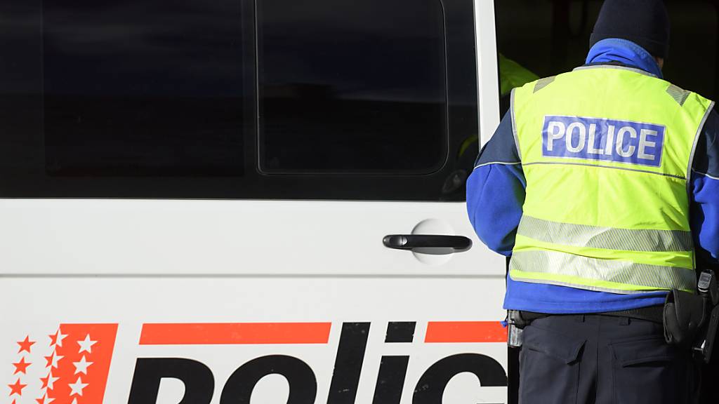 Am Freitagmorgen ist ein Auto vor dem Eingang des Grossen-St.-Bernhard-Tunnels in Brand geraten. (Symbolbild)