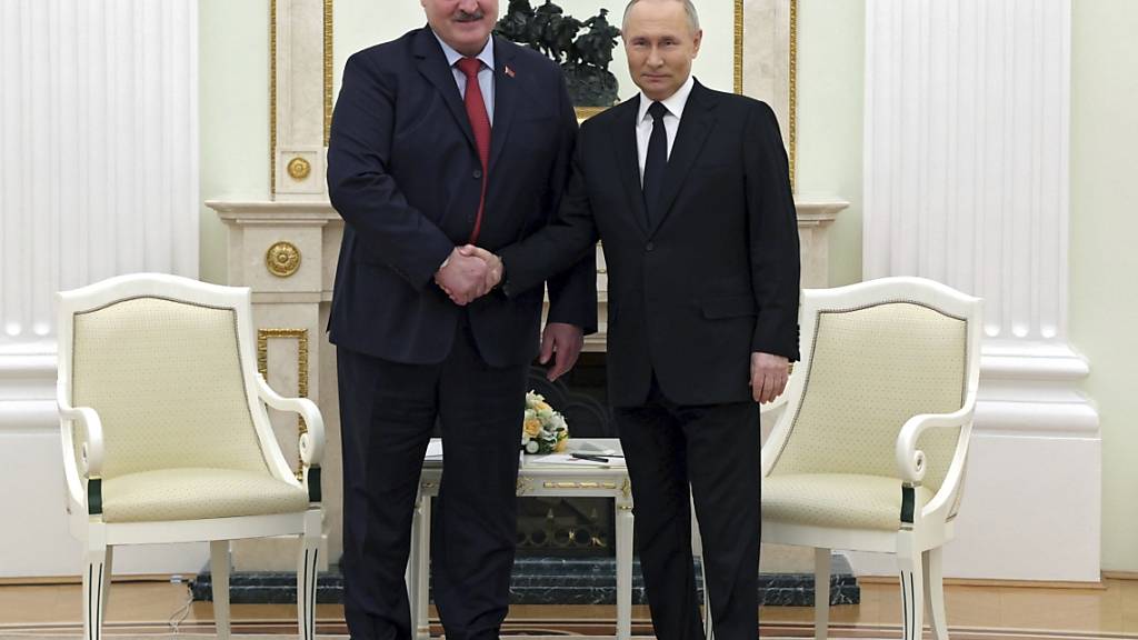 Wladimir Putin empfängt Alexander Lukaschenko (r) im Kreml. Foto: Gavriil Grigorov/Pool Sputnik Kremlin/AP/dpa