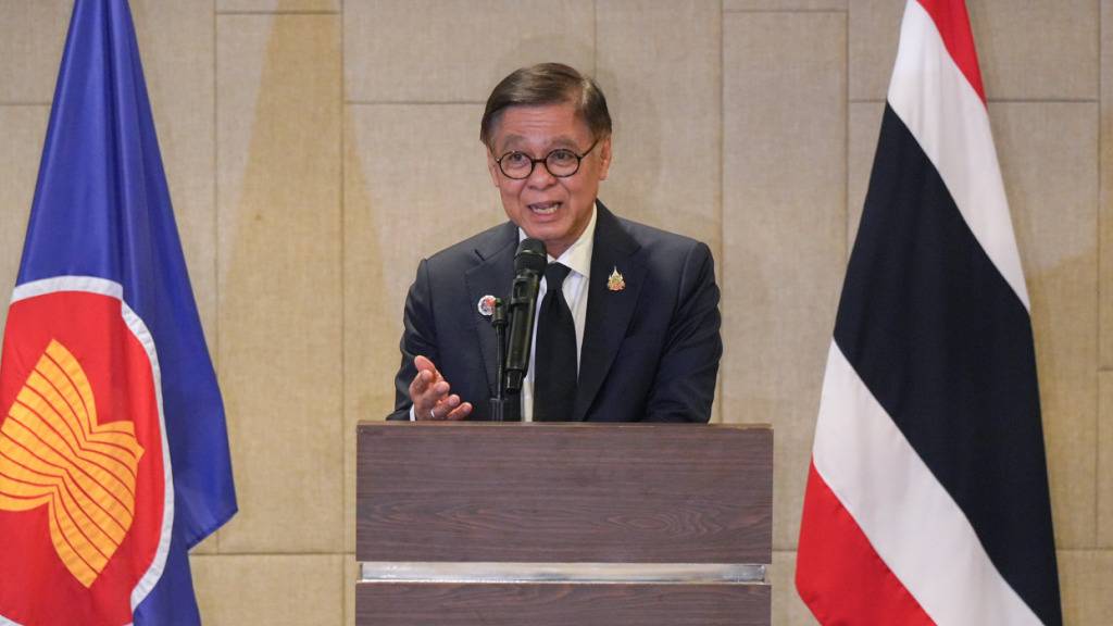 Der thailändische Außenminister Sihasak Phuangketkeow spricht während einer Pressekonferenz nach einem Sondertreffen der Asean-Außenminister, bei dem es um den anhaltenden Grenzkonflikt zwischen Thailand und Kambodscha ging. Foto: Azneal Ishak/AP/dpa