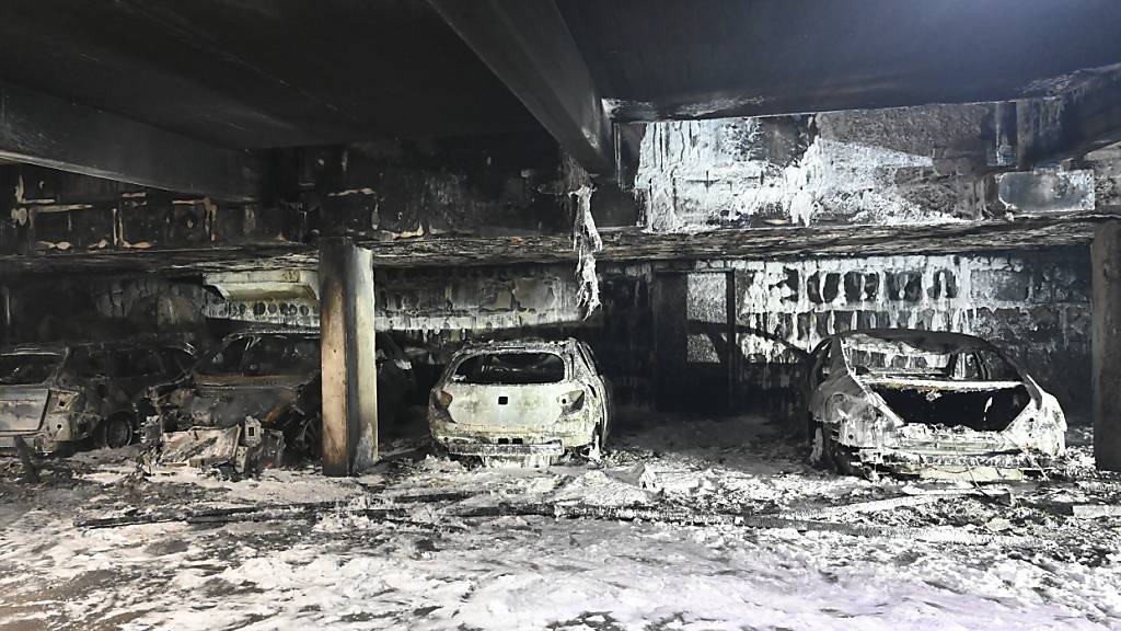 Am Mittwochabend (01.01.2025) sind bei einem Brand in einer Tiefgarage im Zentrum von Neuhausen am Rheinfall vier Autos komplett zerstört worden.