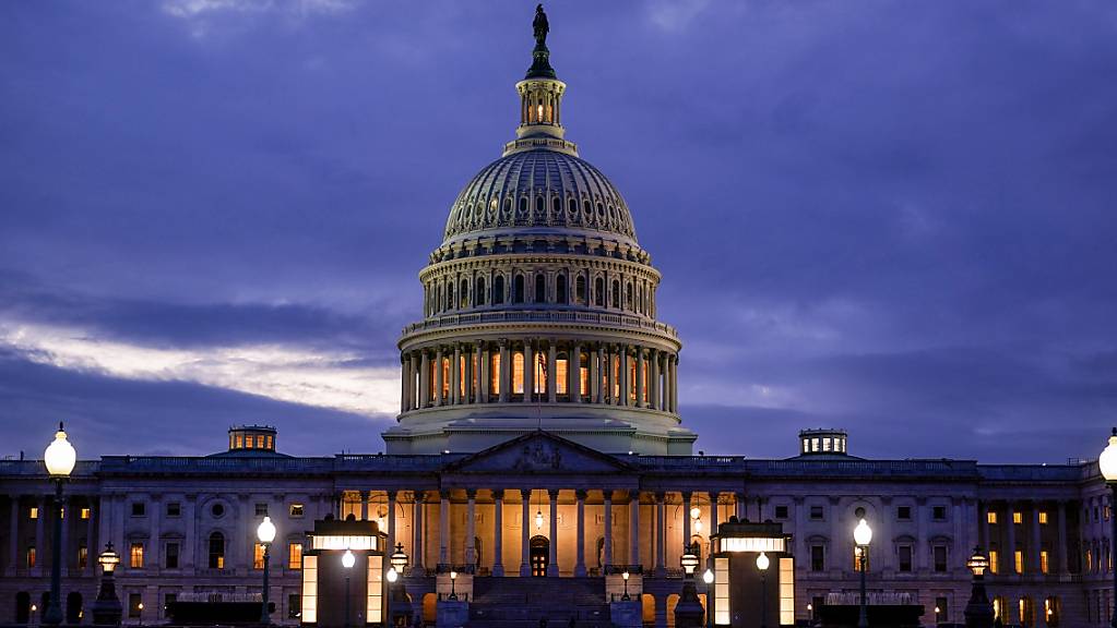Das Licht in der Kuppel des Kapitols leuchtet und zeigt an, dass die Arbeit im Kongress weitergeht.