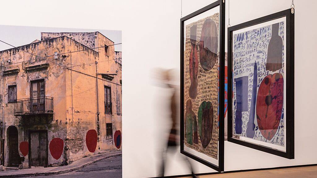 Werke und Werkdokumentationen von Giovanno Bosco in der Ausstellung «Ecrits d'Art Brut - Wilde Worte und Denkweisen» im Museum Tinguely.