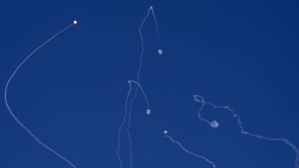 ARCHIV - Das israelische Luftabwehrsystem Iron Dome feuert, um Raketen abzufangen. Foto: Baz Ratner/AP/dpa/Archivbild