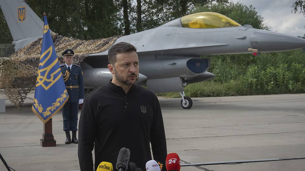 ARCHIV - Der ukrainische Präsident Wolodymyr Selenskyj beantwortet Fragen der Journalisten vor Kampfjets vom Typ F-16 der ukrainischen Luftwaffe. Foto: Efrem Lukatsky/AP/dpa