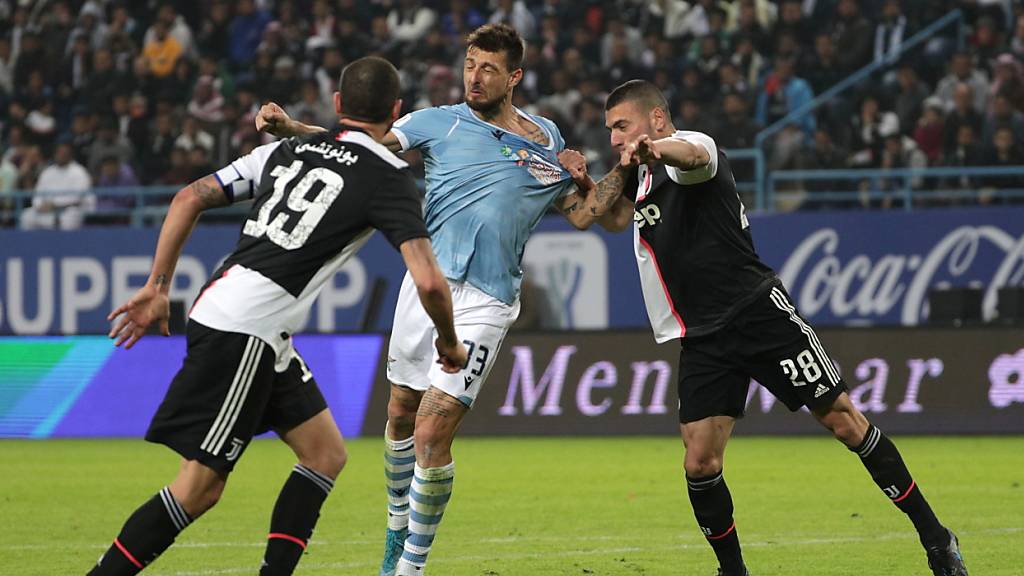 Enges Duell um den Titel zwischen Lazio Rom mit Francesco Acerbi (Mitte) und Juventus Turin mit Leonardo Bonucci (links) und Merih Demiral (rechts)