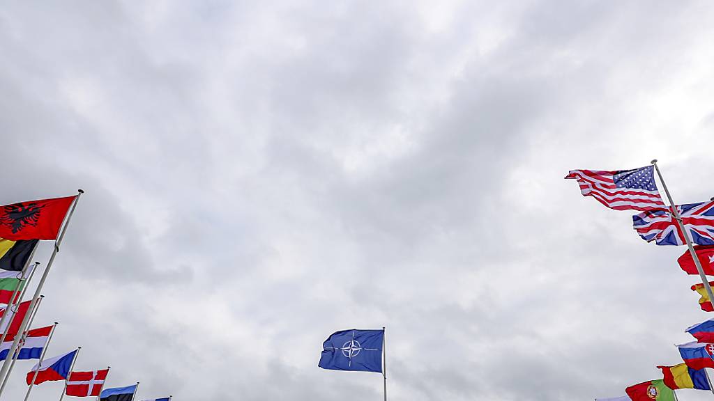 ARCHIV - Die Nato-Fahne und die der Nato-Mitgliedsländer wehen vor dem NATO-Hauptquartier. Die Nato will für ein im Februar beginnendes Großmanöver zur Abschreckung Russlands rund 90 000 Soldaten mobilisieren. Foto: Olivier Matthys/AP/dpa