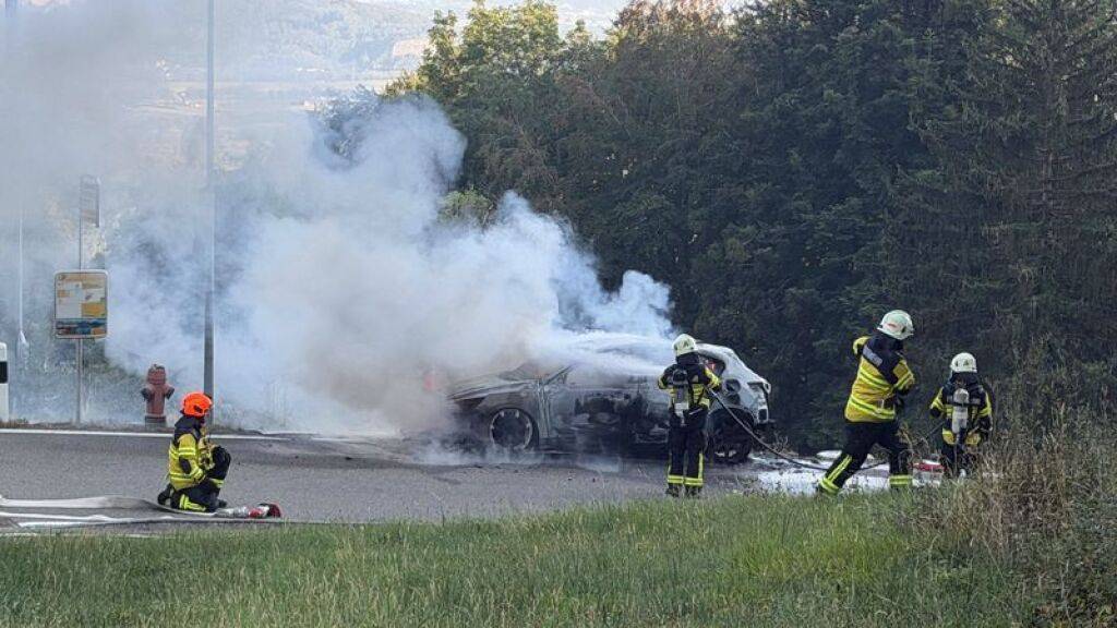 Auto fängt in Reute AR Feuer