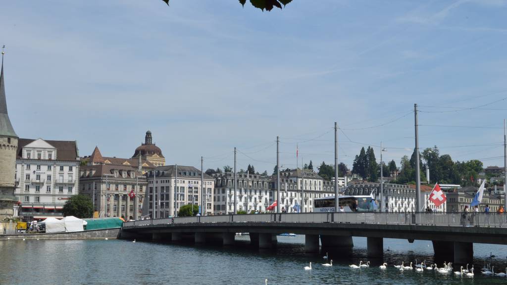 Luzern: Seepolizei rettet Frau aus der Reuss