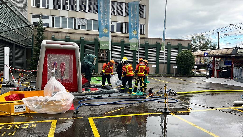 Chemie- und Feuerwehr standen wegen des Ammoniakaustritts in Gossau SG im Einsatz.