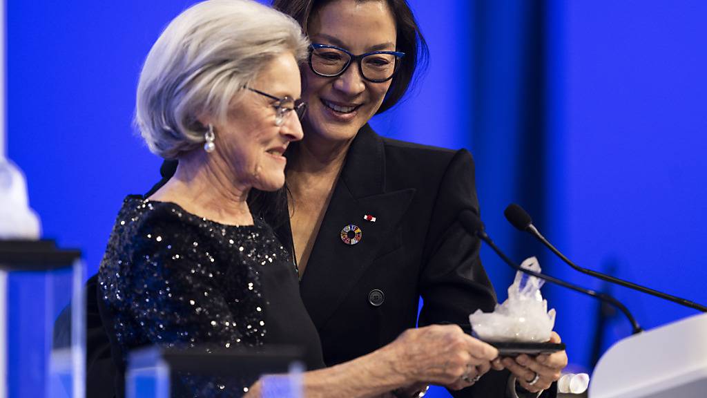 Michelle Yeoh nimmt den Crystal Award von Hilde Schwab zum WEF-Auftakt am Montagabend in Davos entgegen.