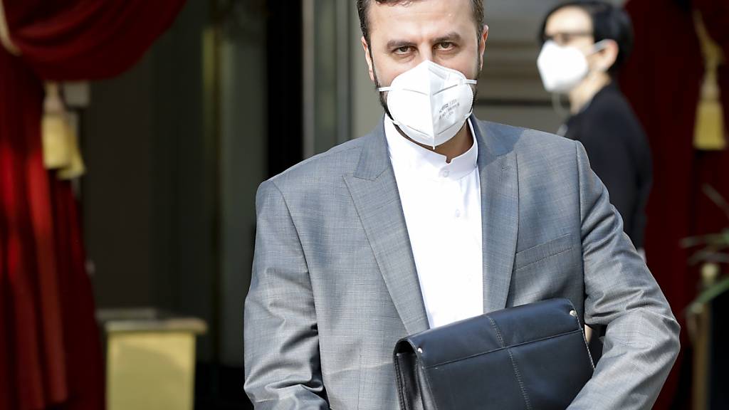 Kazem Gharib Abadi, iranischer Gouverneur der Internationalen Atomenergie-Organisation (IAEO), verlässt das «Grand Hotel Wien», in dem  Atomgespräche mit dem Iran hinter verschlossenen Türen stattfinden. Foto: Lisa Leutner/AP/dpa