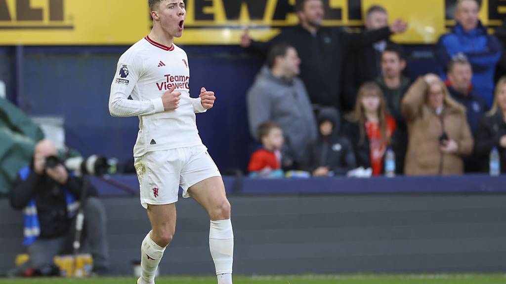 Rasmus Höjlund feiert seine zwei Treffer gegen Luton Town