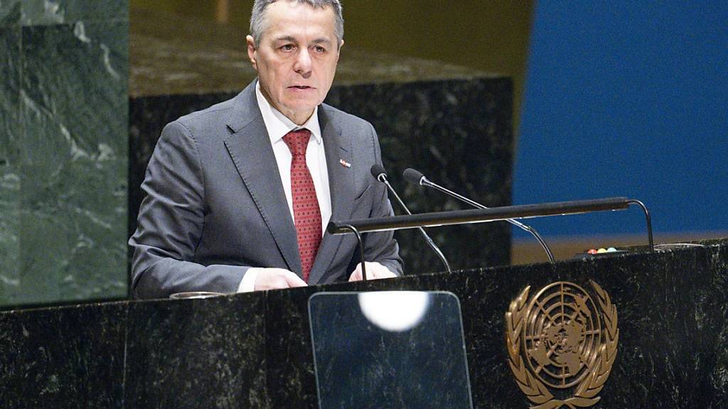 Die Schweiz will im Sommer eine hochrangige Ukraine-Friedenskonferenz organisieren. Das hat Aussenminister Ignazio Cassis am Freitagabend vor der Uno in New York angekündigt.