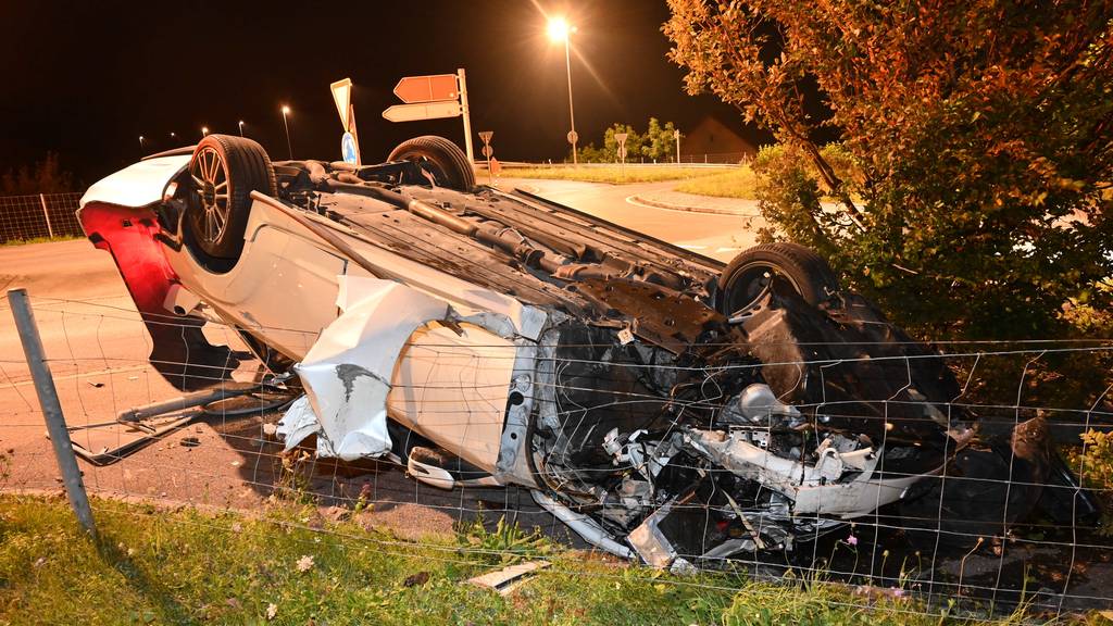 Auto prallt in Tübach in Baum und bleibt auf Dach liegen