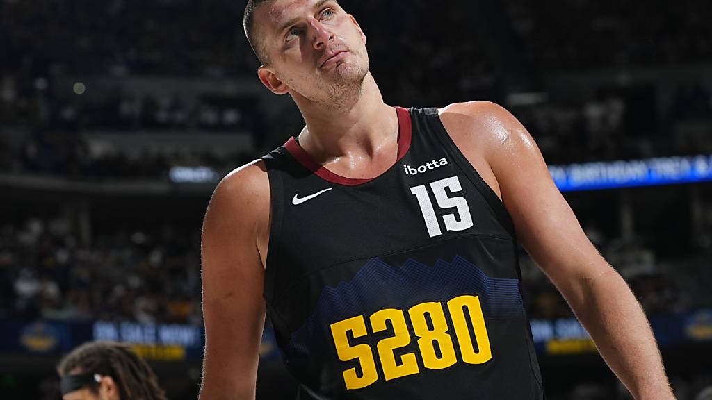 Nach dem Aus mit Meister Denver in den Playoff-Viertelfinals der NBA steht Nikola Jokic im vorläufigen Kader Serbiens für die Olympischen Spiele