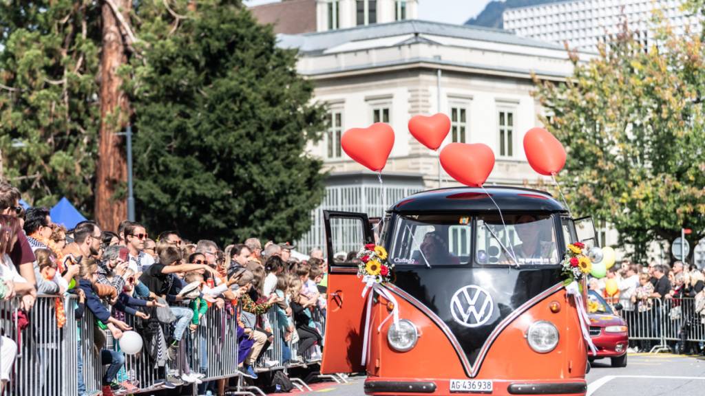 Die Schlagerparade in Chur zieht jeweils tausende Besucherinnen und Besucher an. (Archivbild)