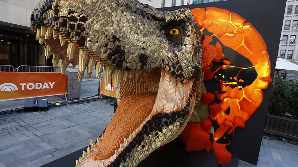 Ein Dinosaurierkopf, der aus 200'000 Legosteinen zusammengebaut wurde. Der dänische Spielwarenhersteller hat im ersten Halbjahr 2023 deutlich mehr verdient. (Symbolbild)