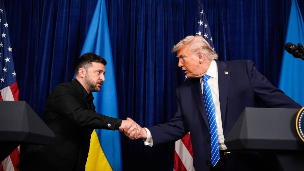 US-Präsident Donald Trump (r) und Wolodymyr Selenskyj, Präsident der Ukraine, geben sich zu Beginn einer gemeinsamen Pressekonferenz in Mar-a-Lago-Club die Hand. Foto: Alex Brandon/AP/dpa