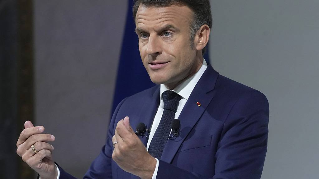 ARCHIV - Der französische Präsident Emmanuel Macron hält eine Rede in Paris. Foto: Michel Euler/AP/dpa