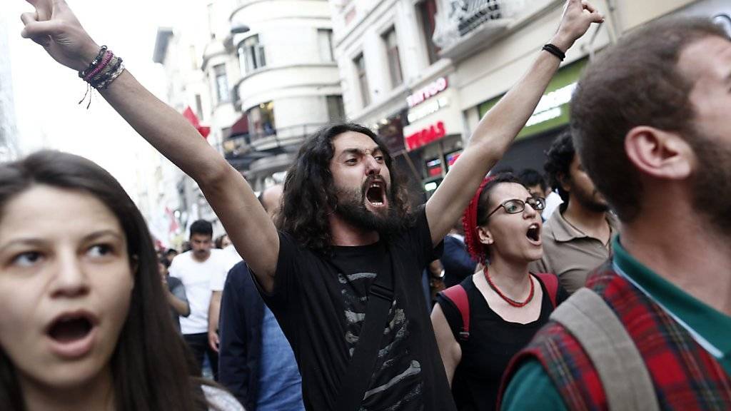 Protest am Istanbuler Taksim-Platz am dritten Jahrestag der gewaltsamen Niederschlagung der Gezi-Park-Demonstrationen.