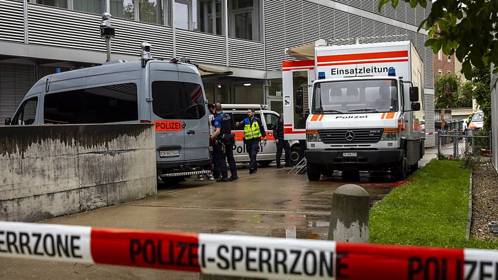 Die Einsatzkräfte riegelten am Mittwoch den Tatort um den Kinderhort an der Berninastrasse in Zürich Oerlikon ab. (Archivbild)