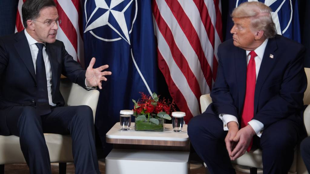 ARCHIV - Nato-Generalsekretär Mark Rutte (l) und US-Präsident Donald Trump während eines Treffens am Rande des Weltwirtschaftsforums in Davos. Foto: Evan Vucci/AP/dpa
