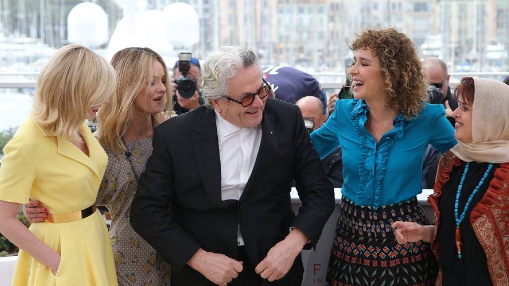 Es kann losgehen: Ein Teil der diesjährigen Jury an den Filmfestspielen in Cannes, Präsident George Miller (Mitte) und die Mitglieder Kirsten Dunst, Vanessa Paradis, Valeria Golino und Katayoon Shahabi (v.l.n.r.), posieren wenige Stunden vor Festivaleröffnung für die Presse.