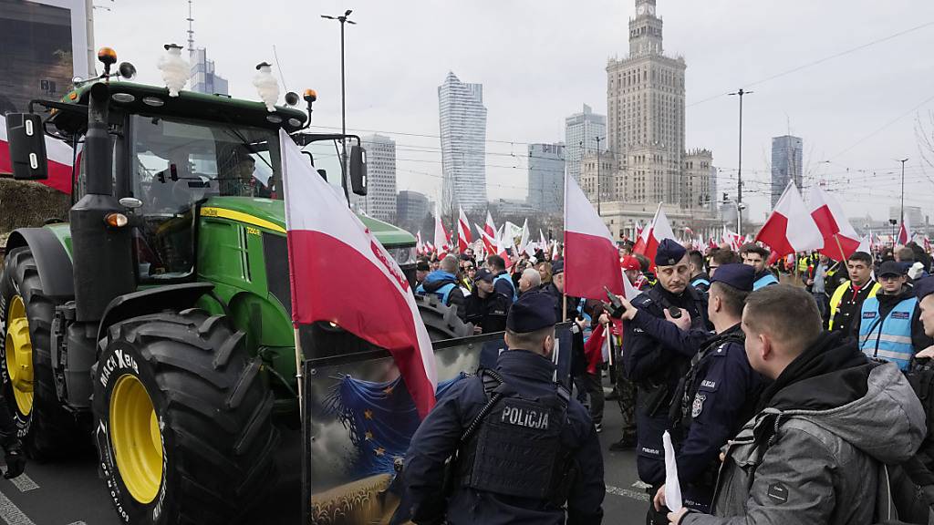 Polnische Landwirte demontrieren in Warschau gegen die EU-Agrarpolitik und die Einfuhr günstiger Agrarprodukte aus der Ukraine. Foto: Czarek Sokolowski/AP/dpa
