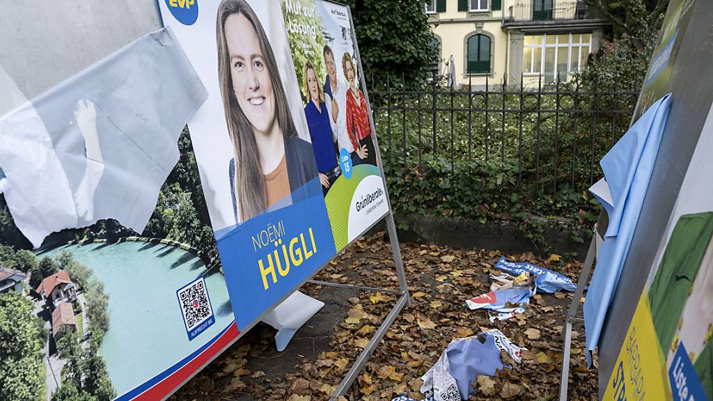 Wahlplakate in Bern am Montag nach den Wahlen. Die Nachwahlbefragung zeigt, dass die SVP von Wechselwählenden profitieren konnte.